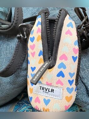 TRVLR by bbbyo Neoprene Insulated Water Bottle/Beer Pouch Like New Heart Print